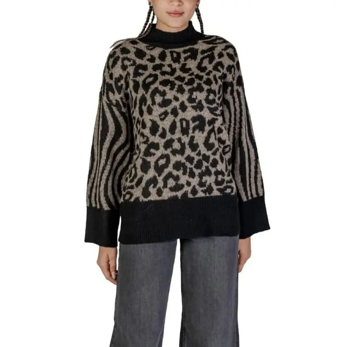 Animal print turtleneck sweater with leopard and zebra patterns from Vero Moda