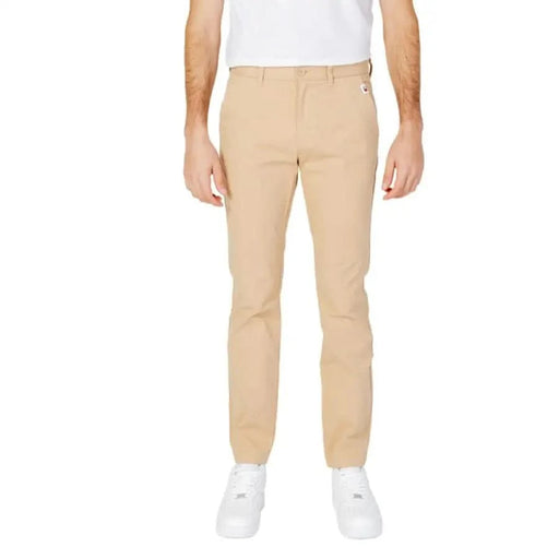 Beige chino pants with white shirt and sneakers - Tommy Hilfiger Jeans Men Trousers