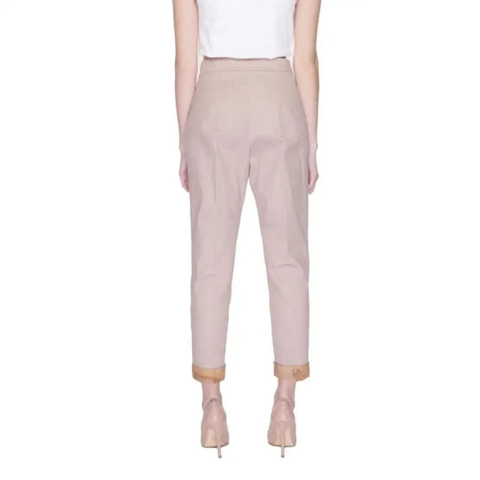 Beige high-waisted cropped Alviero Martini Prima Classe trousers with nude heels