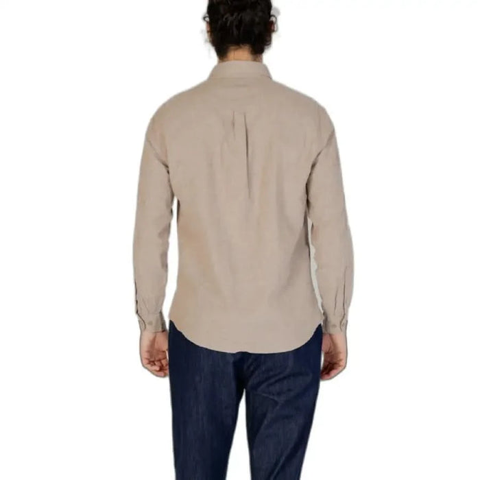 Back view of person with dark hair in beige long-sleeved button-up Hamaki-ho men’s shirt