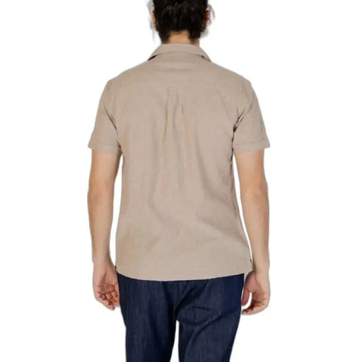 Hamaki-ho Men Shirt: Beige short-sleeved collared shirt, back view, worn by a model