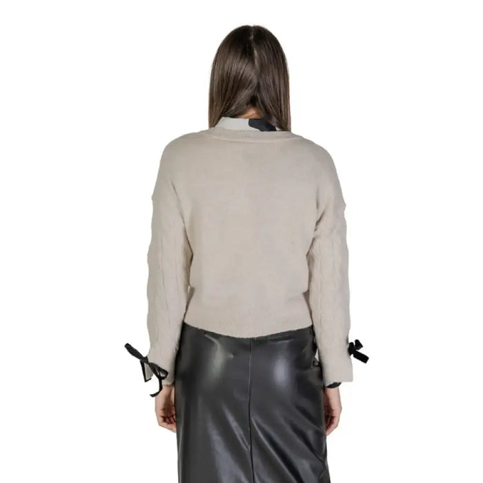 Beige sweater with bow-tied sleeves and black leather skirt, back view for Vila Clothes