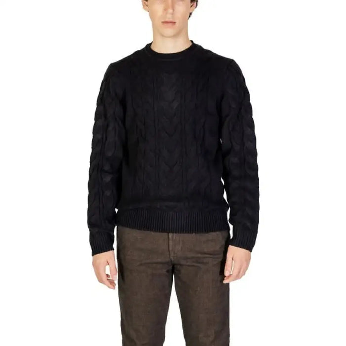 Black cable-knit crewneck sweater from Hamaki-ho Men Knitwear collection