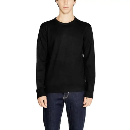 Black crew neck sweater with long sleeves from Hamaki-ho Men Knitwear collection