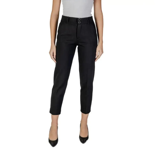 Black cropped dress pants with a straight-leg fit from Street One Women Trousers