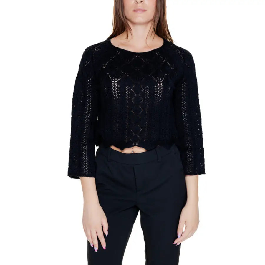 Vero Moda black cropped knit sweater with intricate pattern and three-quarter sleeves
