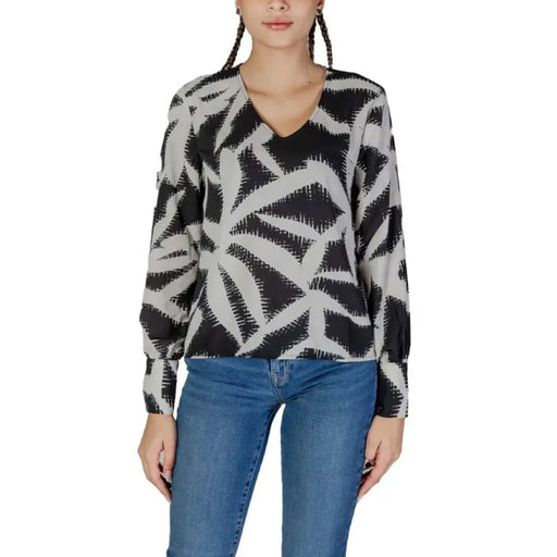 Black and gray abstract patterned V-neck sweater by Jacqueline De Yong for women