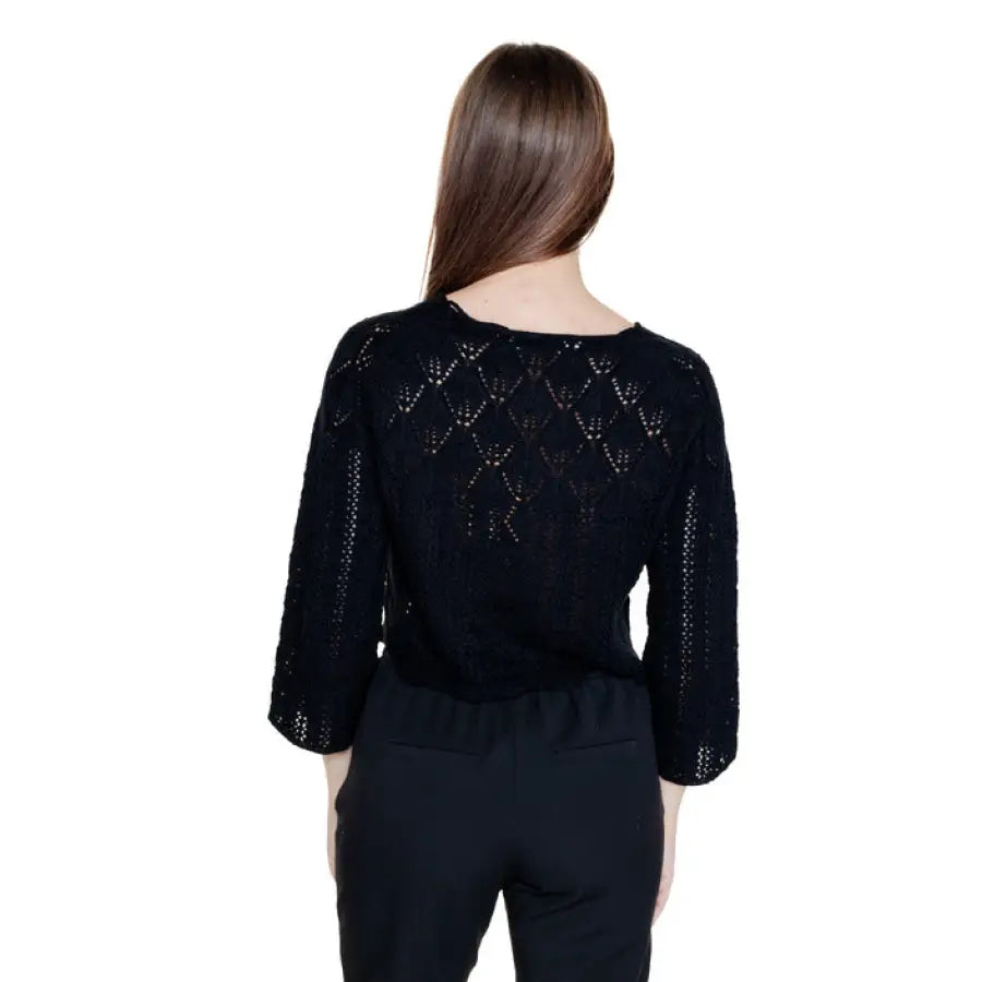 Back view of Vero Moda women’s black knit sweater with diamond pattern and three-quarter sleeves