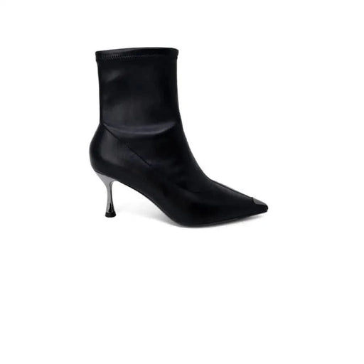 Black leather ankle boot with pointed toe and stiletto heel - Cult Women Boots