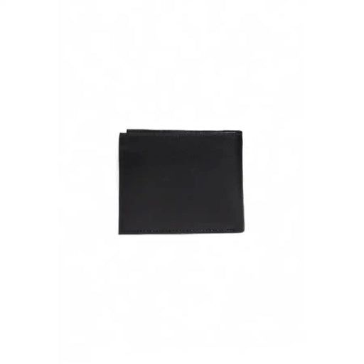 Black leather bifold Guess men wallet with sleek design for stylish everyday use