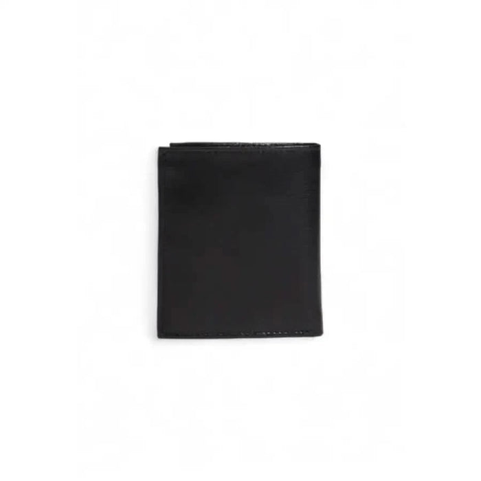 Guess Men Wallet in Black Leather Bifold Design for Stylish and Practical Use