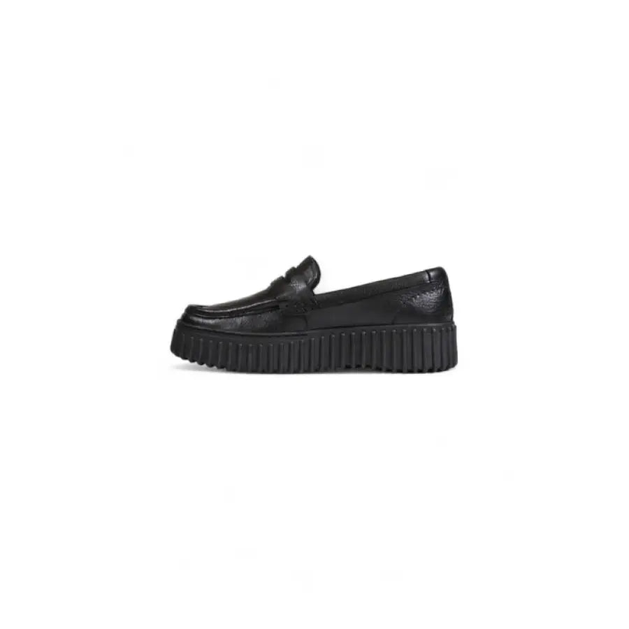 Clarks Women Moccassin: Black leather loafer with a thick, ridged platform sole