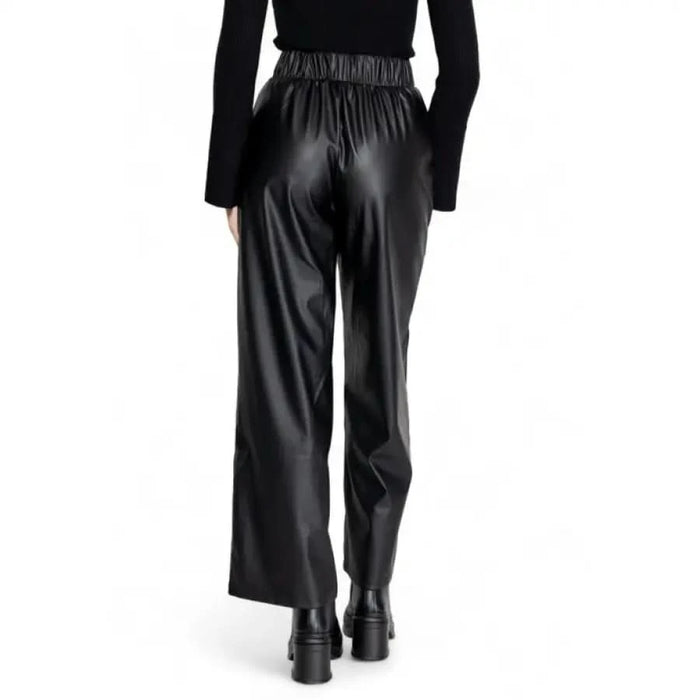 Black leather-look wide-leg trousers with elastic waistband by Jacqueline De Yong