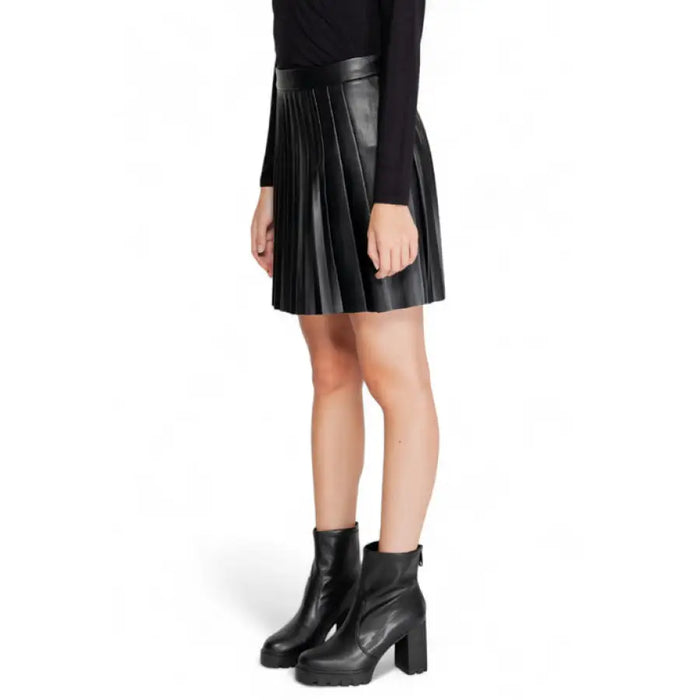 Black leather pleated mini skirt with ankle boots - Morgan De Toi Women Skirt