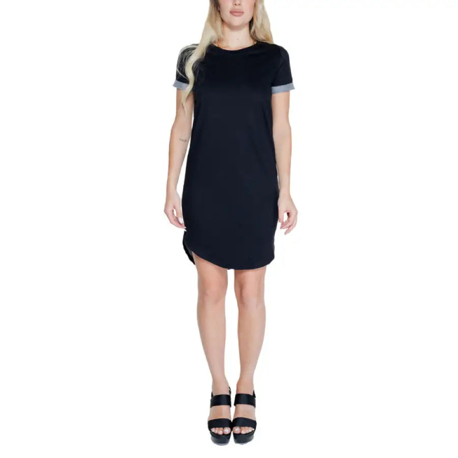 Jacqueline De Yong black t-shirt dress with short sleeves and a curved hemline for women