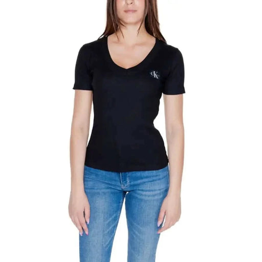 Black v-neck t-shirt with small logo - Calvin Klein Jeans Women T-Shirt