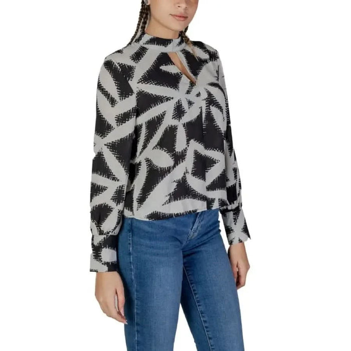 Black and white geometric patterned blouse with long sleeves by Jacqueline De Yong