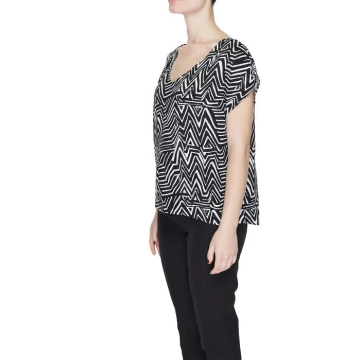 Jacqueline De Yong Women’s Black and White Geometric Pattern Short-Sleeved T-Shirt