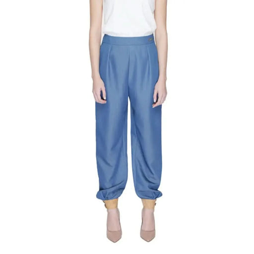 Blue wide-leg high-waist trousers with gathered ankles by Alviero Martini Prima Classe