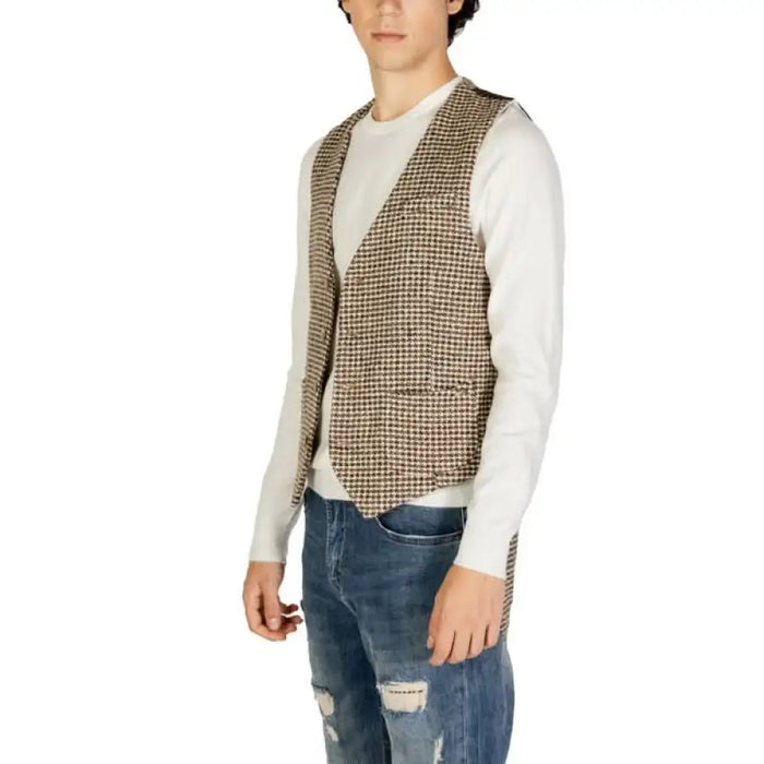 Brown and beige houndstooth vest over a white sweater from Gianni Lupo Men Gilet