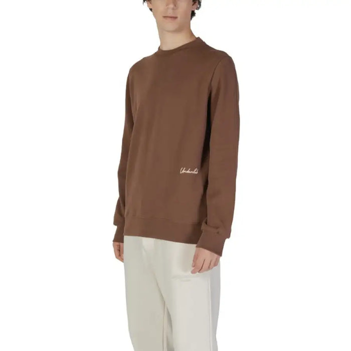 Brown crewneck sweatshirt with minimal branding from Underclub Men’s collection