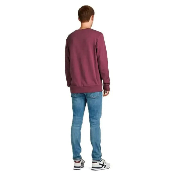 Burgundy crewneck sweatshirt with blue jeans and sneakers from Jack & Jones Men Knitwear