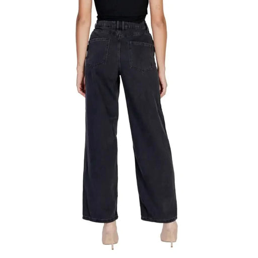 Dark blue wide-leg jeans with back pockets and contrast stitching by Jacqueline De Yong