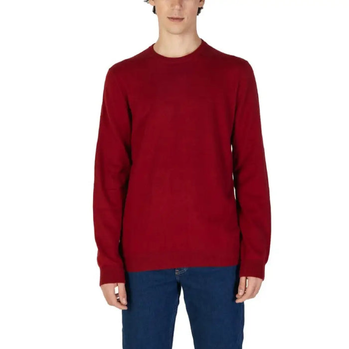 Deep red crewneck sweater for men in cotton-cashmere blend with long sleeves