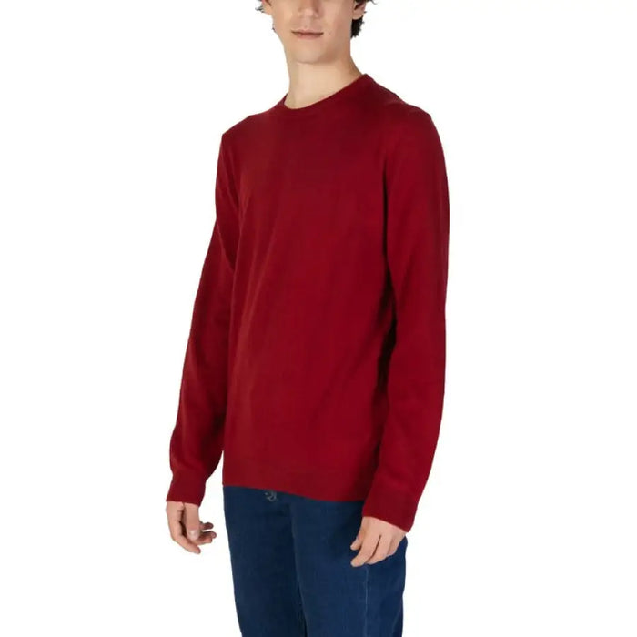 Deep red crewneck sweater with long sleeves for men in cotton-cashmere blend