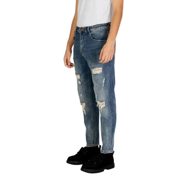 Distressed blue denim Gianni Lupo men’s jeans featuring ripped holes and fading