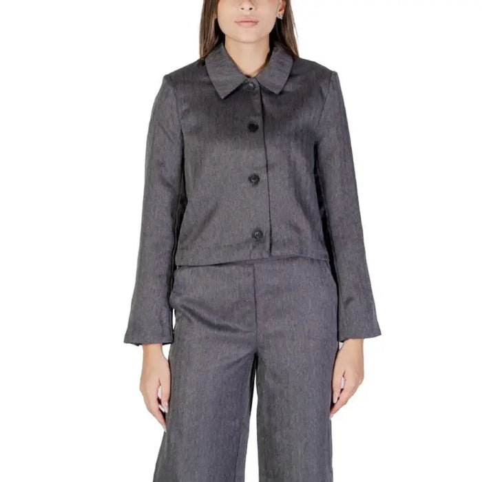 Gray button-up jacket with collar and long sleeves by Jacqueline De Yong Women Blazer