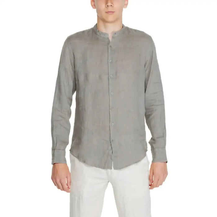 Stylish gray button-up Mandarin collar shirt ’Borghese’ with white pants ensemble