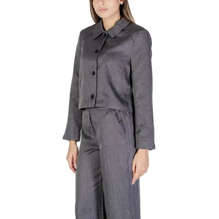 Gray cropped jacket with button closure and collar from Jacqueline De Yong Women Blazer