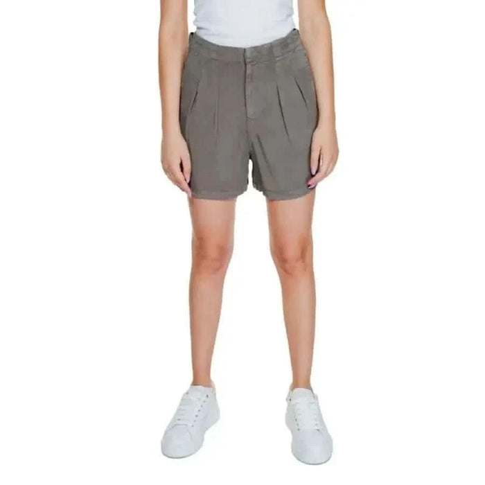 Gray pleated shorts with pockets, styled with a white top and sneakers - Vero Moda Women Short