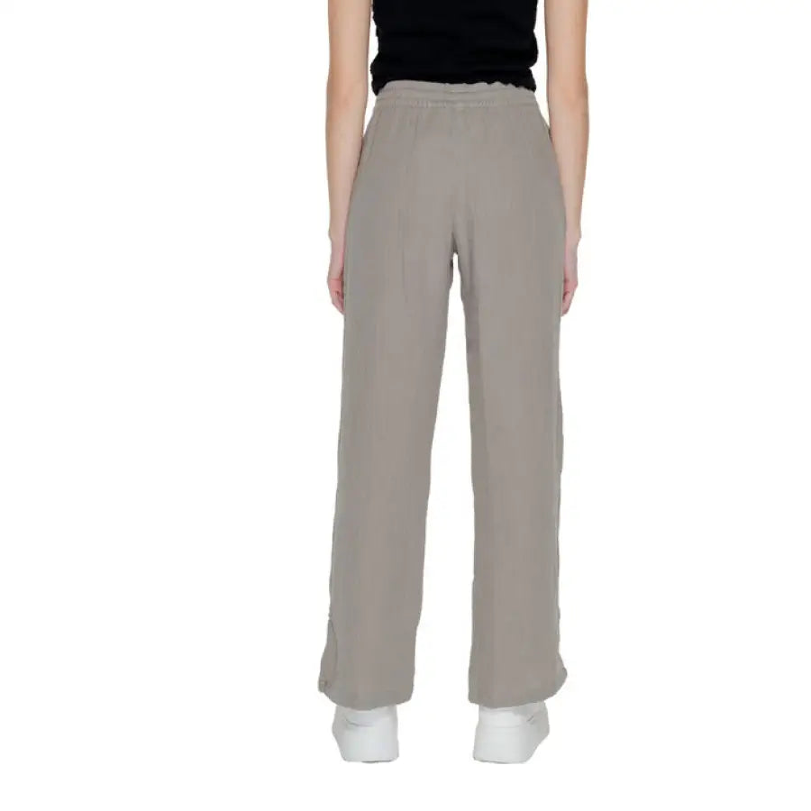 Gray wide-leg trousers with elastic waistband by Jacqueline De Yong Women Trousers