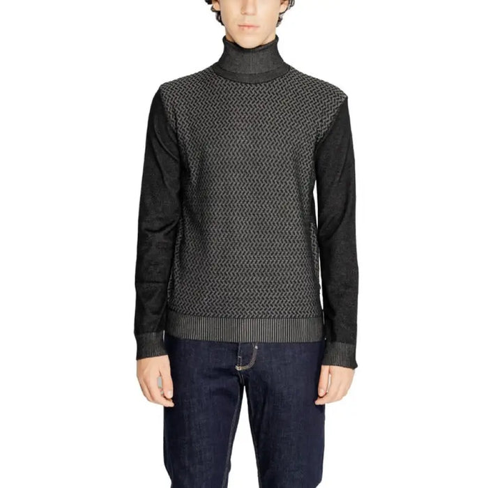 Grey turtleneck sweater with textured diamond pattern from Hamaki-ho Men’s collection