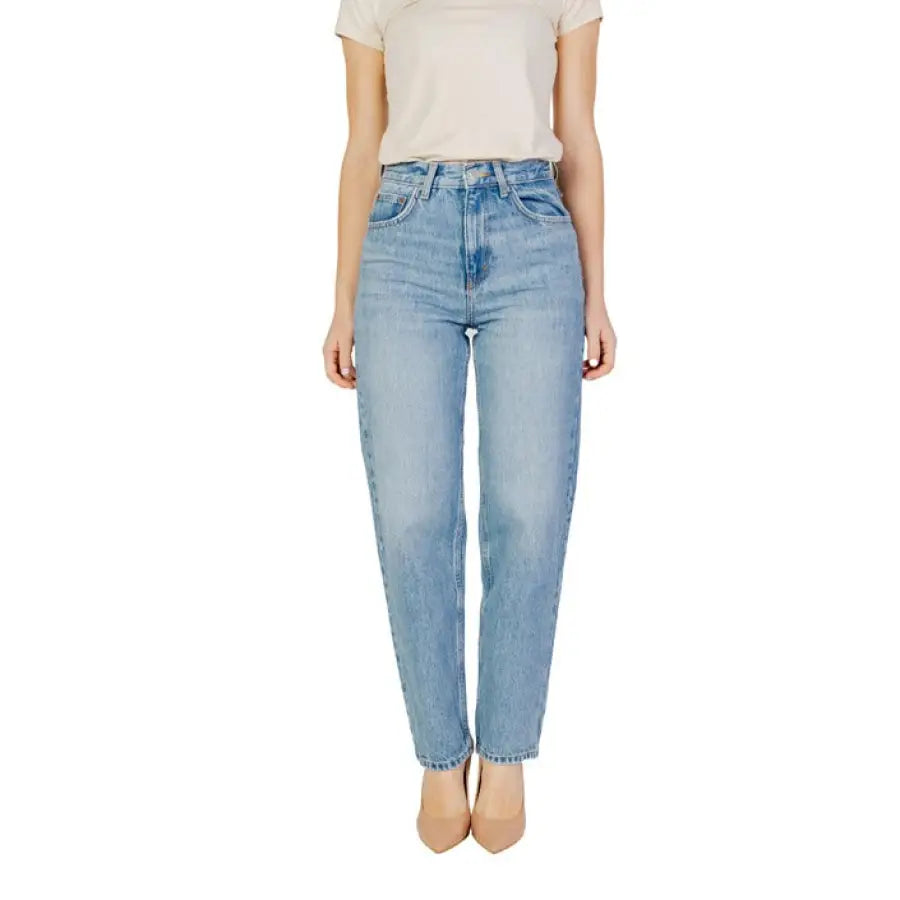 High-waisted light blue denim jeans, white t-shirt, beige heels - Only Women Jeans