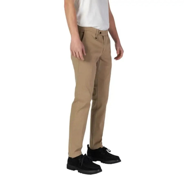 Khaki-colored Antony Morato chino pants paired with elegant black shoes