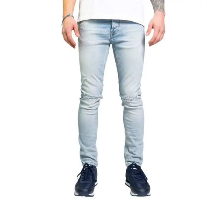 Light blue skinny jeans paired with dark sneakers by Only & Sons for men