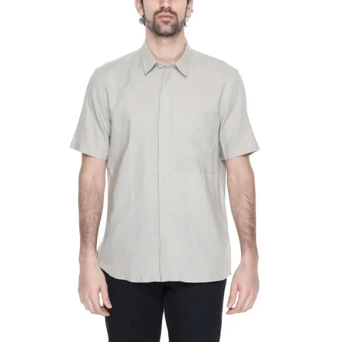 Light gray short-sleeved button-up shirt modelled by a person from Antony Morato