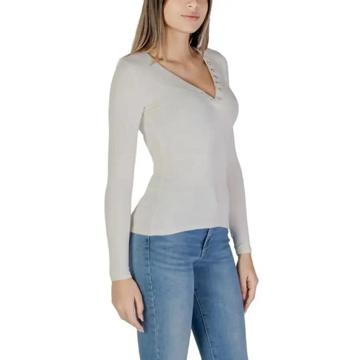 Light gray v-neck sweater with long sleeves from Guess Women T-Shirt collection