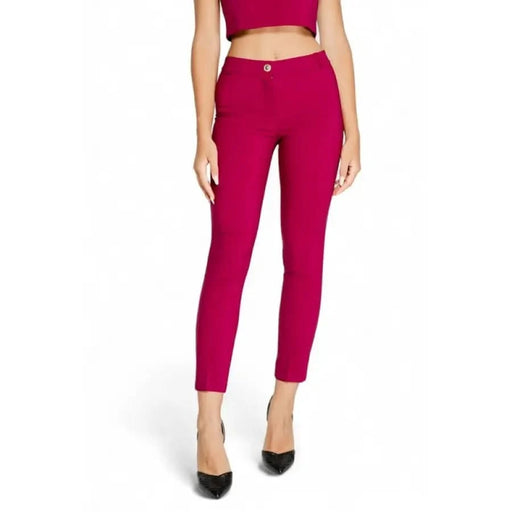 Magenta cropped dress pants with a slim fit silhouette by Rinascimento Women Trousers