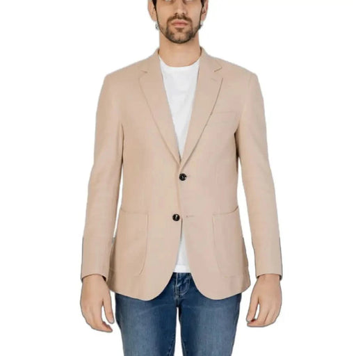 Man in Liu Jo Men Blazer flaunting urban city style with beige jacket