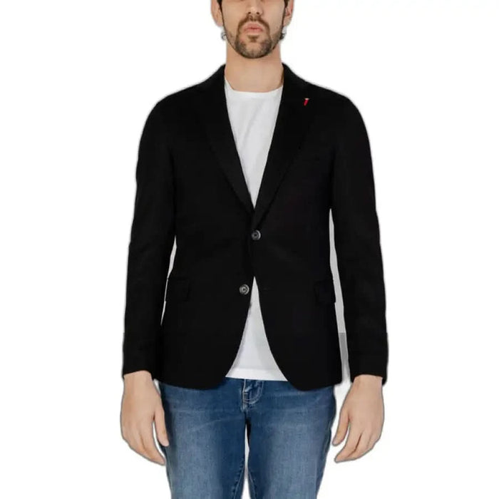 Man wearing Mulish Men Blazer for urban city style fashion