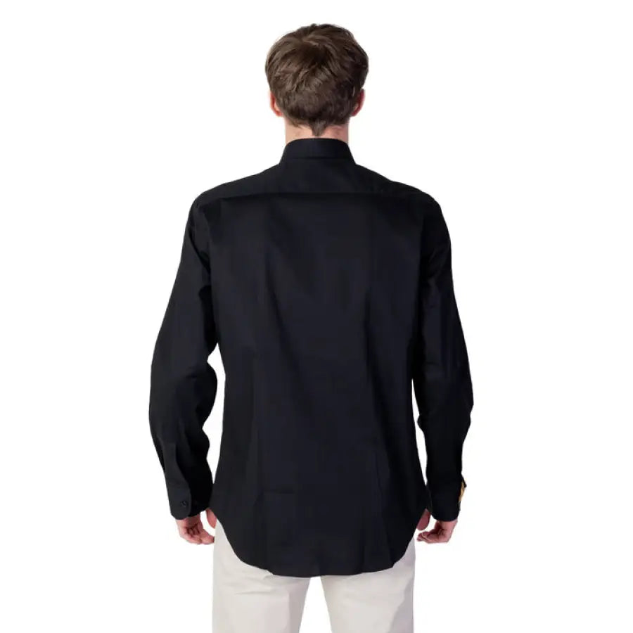 Alviero Martini Prima Classe men’s shirt - man in black shirt and white pants