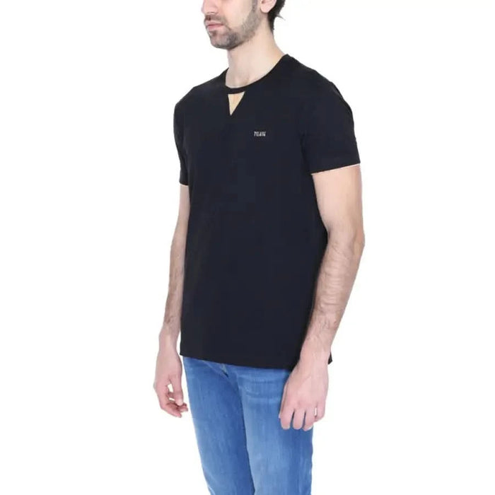 Man wearing Alviero Martini Prima Classe black V-neck T-shirt with white logo