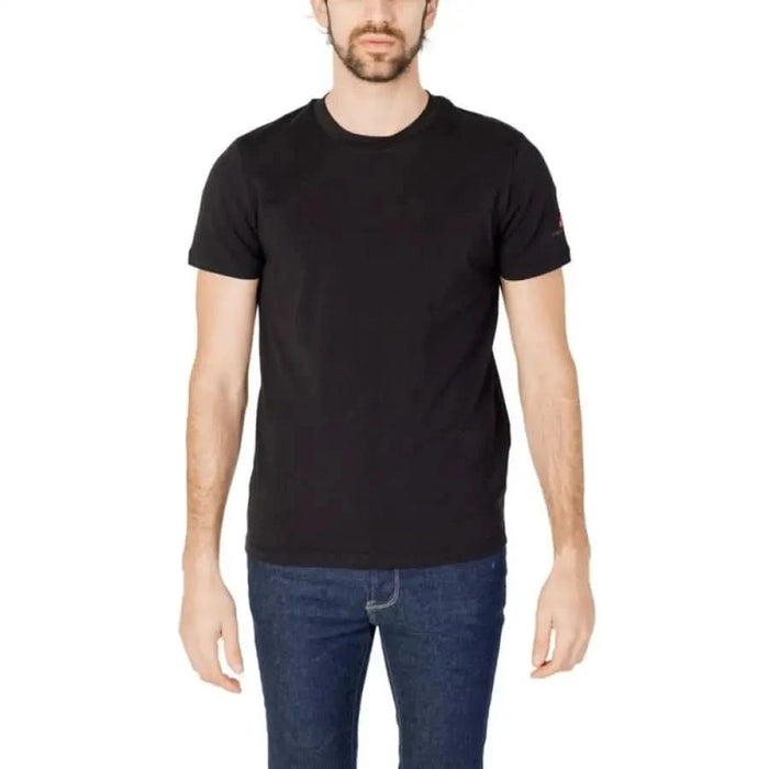 Peuterey Peuterey Men T-Shirt model in black t-shirt and jeans.