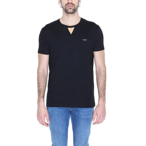 Man wearing black V-neck Alviero Martini Prima Classe T-shirt for men