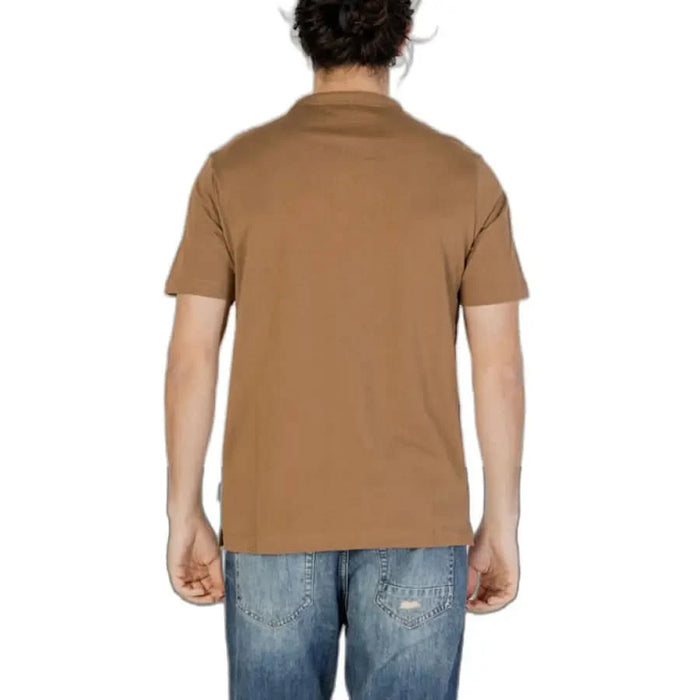 A man in urban style brown Hamaki-ho Men T-Shirt