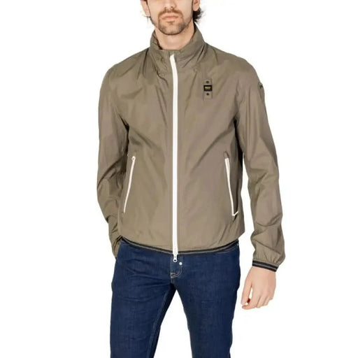 Blauer Blauer men wearing Blauer Men Jacket with white zipper.